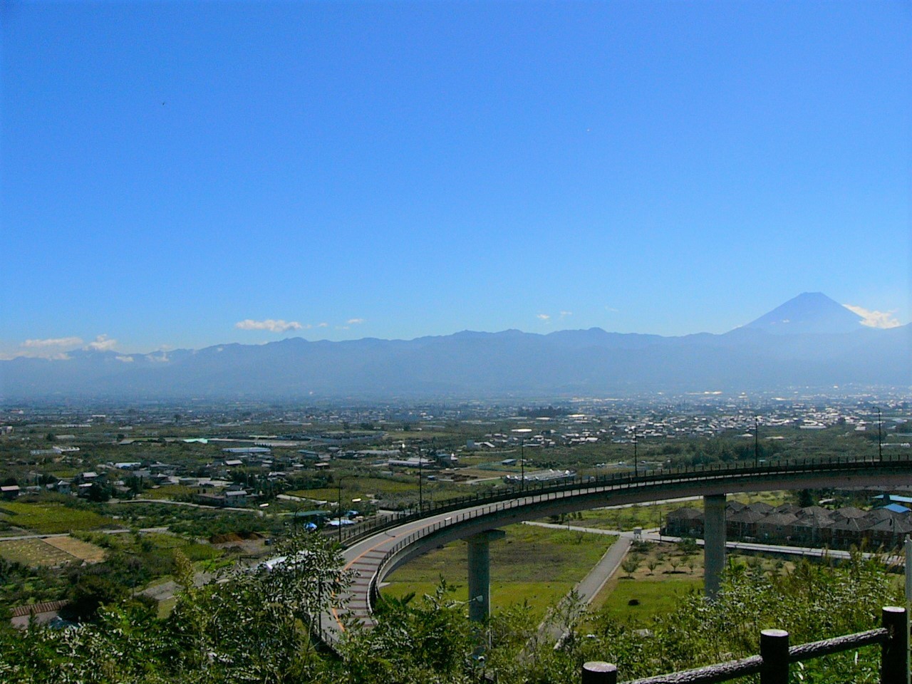 ループ橋と富士山.JPG