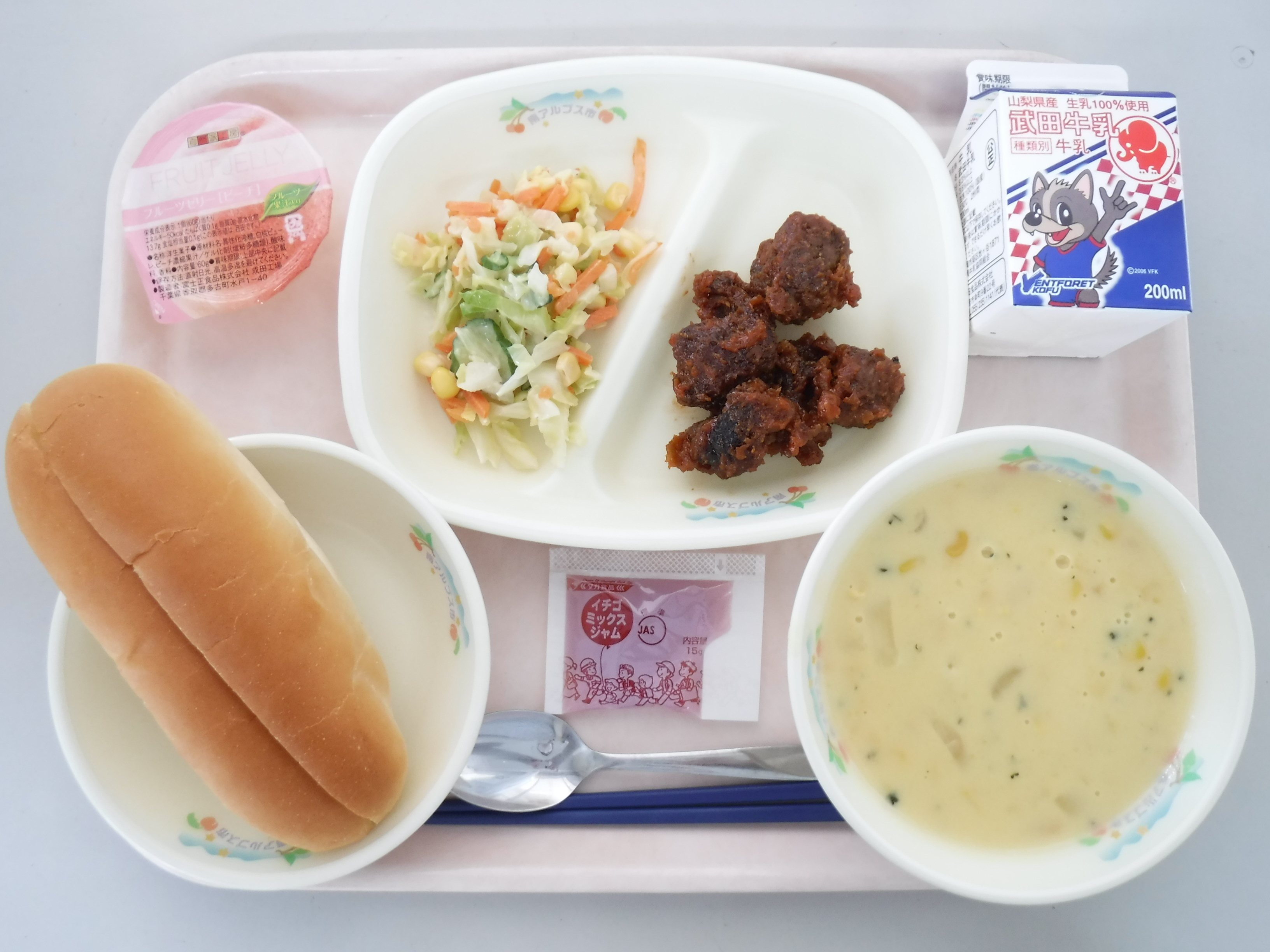 R5.1.26 給食週間 昔の給食.JPG