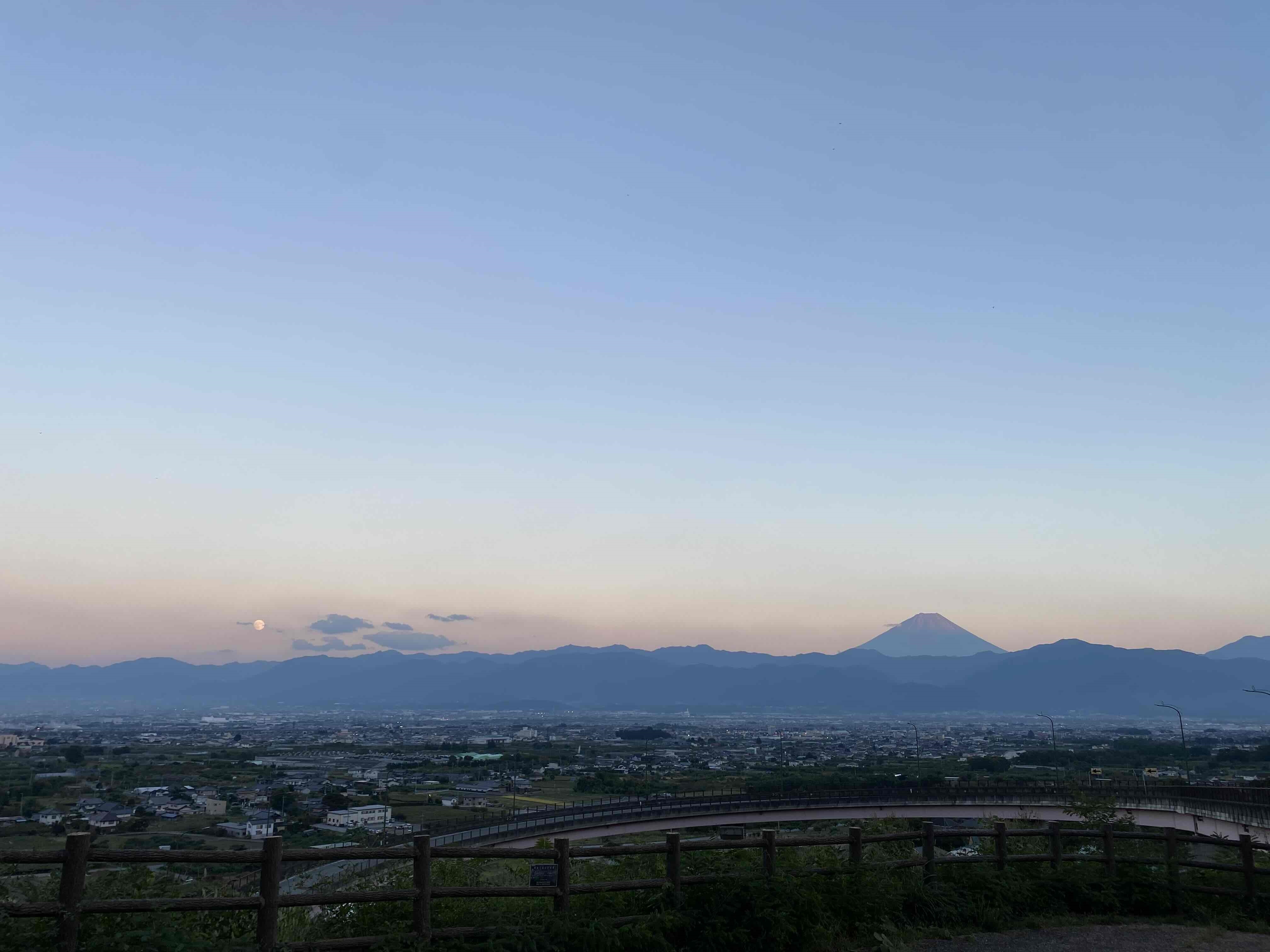 16ループ橋からの富士山と中秋の名月.jpg