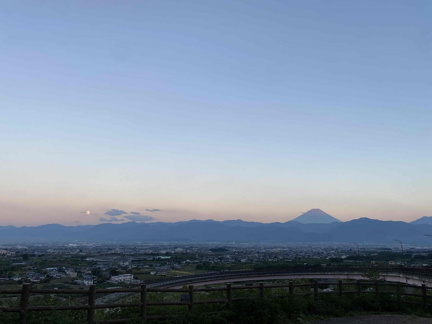 16ループ橋からの富士山と中秋の名月.jpg