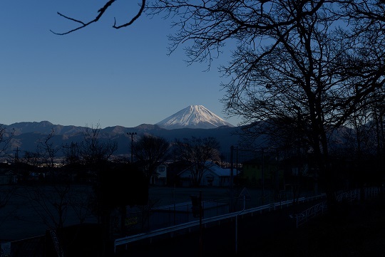 28櫛形北小学校脇の土手から見る富士山.jpg