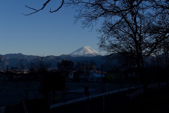 28櫛形北小学校脇の土手から見る富士山.jpg