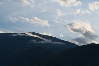 60 櫛形山と雲.jpg