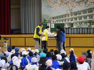 飯野小 人権の花贈呈.JPG