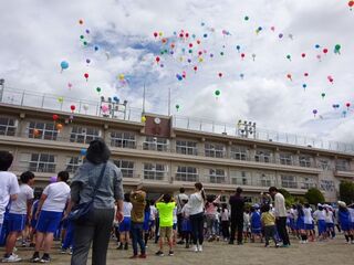 飯野小 バルーンリリース2.JPG