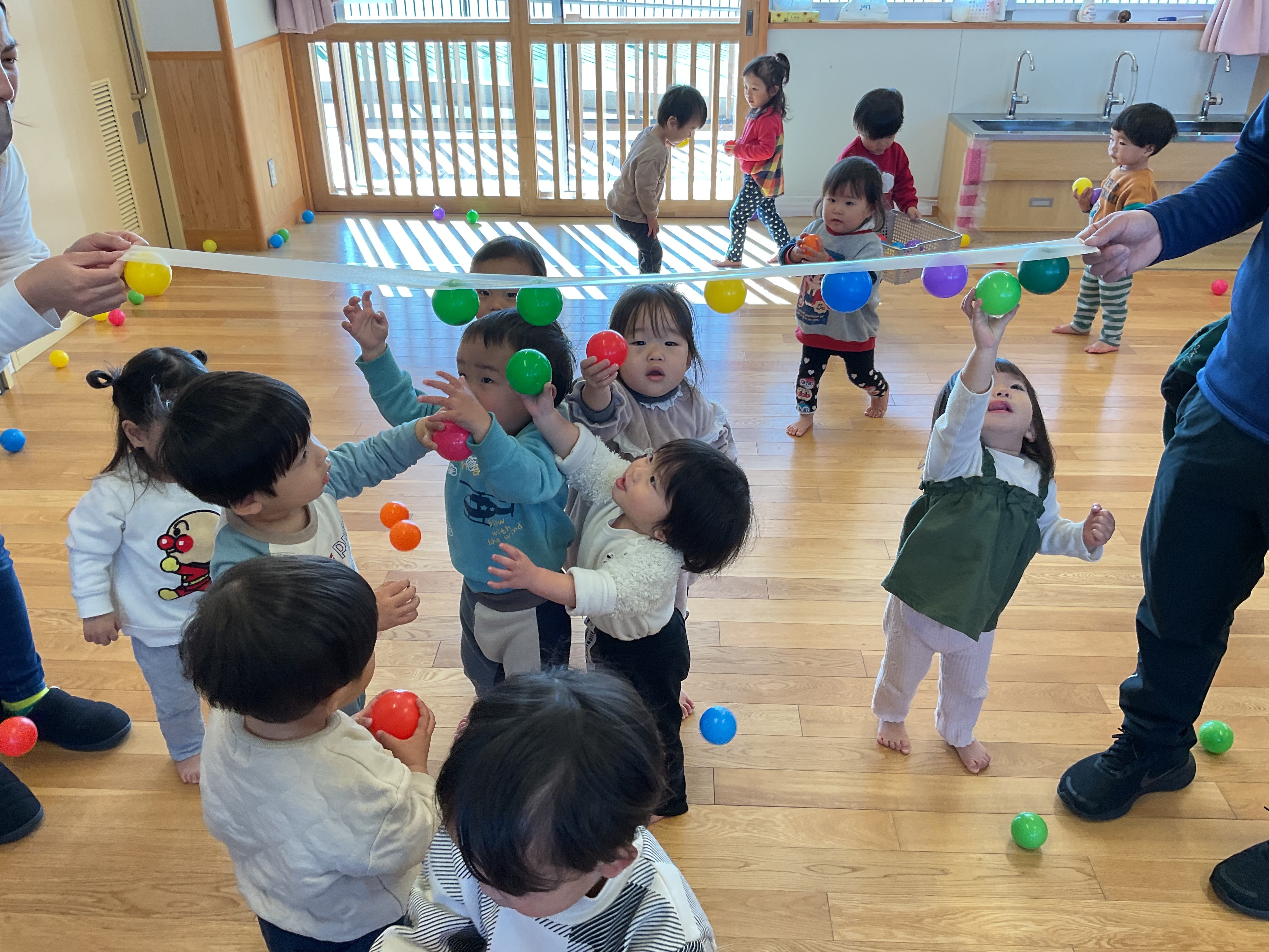 カラーボールをテープにペタペタ。くっついたり落としてみたり大喜び。