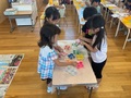 カラフルな絵の具を使って“にじみ絵あそび”