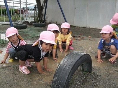 雨上がりに外で遊ぶ子供たち