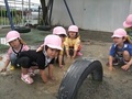 雨上がりに外で遊ぶ子供たち