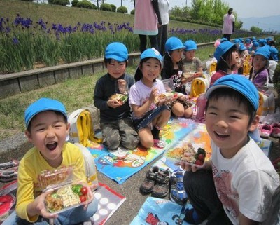 あやめを見ながらのお花見給食