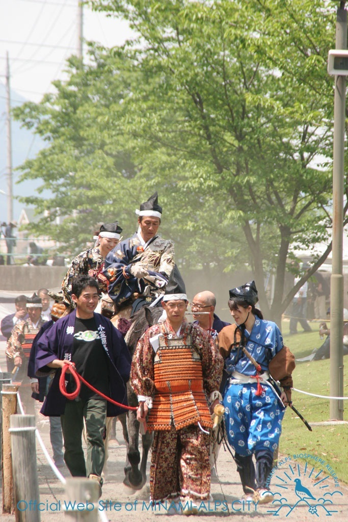 馬を走らせながら鏑矢(かぶらや)で3つの的を射る「流鏑馬」(5月上旬頃) 