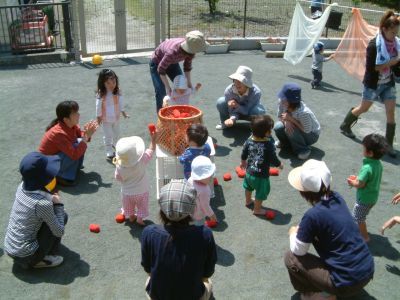 子育て支援の庭でミニ運動会