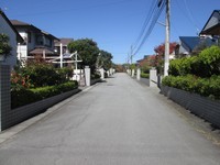 住宅街の中の道路の写真
