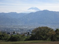 山々の麓にある地域を遠くから撮った写真