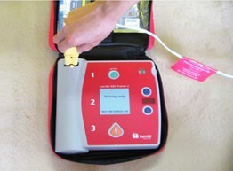 電極パッドのコネクターをAED本体に差し込む様子