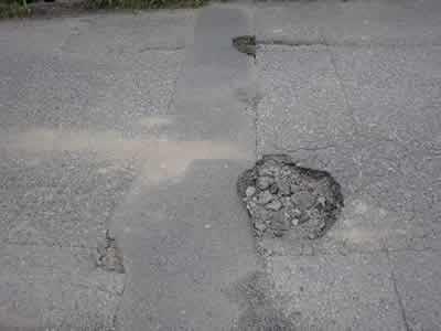 作業前の道路の穴の写真