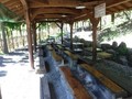 塩沢渓谷河川公園・ウエストリバーキャンプ場内のバーベキュー施設の屋根下部分の写真