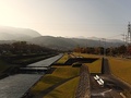 滝沢川公園3、川に沿って園路や芝生が続き、ベンチも設置されている公園内の写真