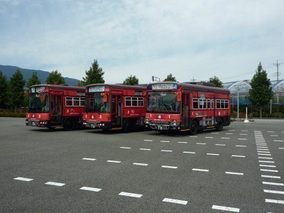 コミュニティーバスが3台並んでいる写真