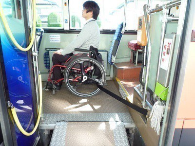 固定をして安全に車椅子でバスに乗っている写真